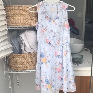 Short summer dress with floral pattern.